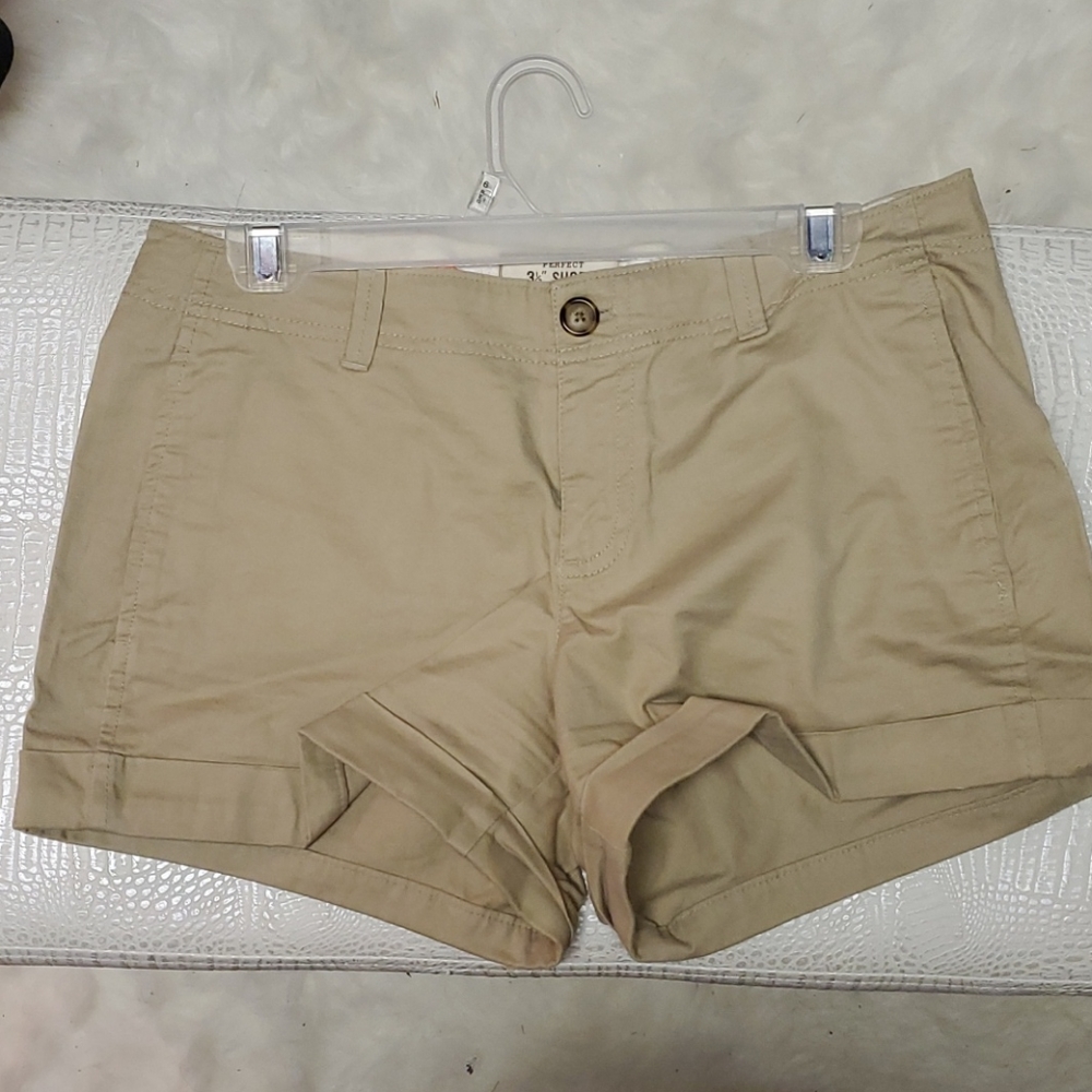 Old Navy 3.5 in Khaki shorts